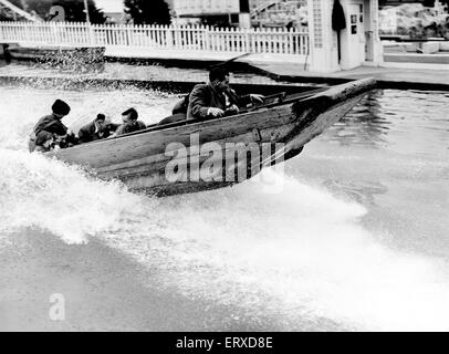 Urlauber genießen Sie einen Tag im Southend Kursaal, Essex. 13. Juli 1954. Stockfoto