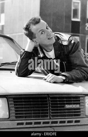 Komiker Frank Skinner, die gerade aus dem Edinburgh Festival, zurückgekehrt stützte sich auf eine Motorhaube, 7. September 1990. Stockfoto