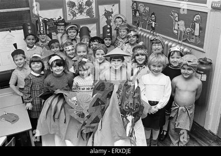 Beere Braue Schule Pantomime Aladdin, Bilder von Aladdin und Genie. 14. Dezember 1985. Stockfoto