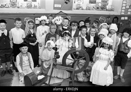 Helme-CE-Schule Schritte zurück zum Tudor Zeiten. 28. November 1991. Stockfoto