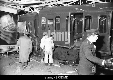 Schiene Unfall in Sheerness-on-Sea-Station: um 18:57 auf Freitag, 26. Februar 1971, den 17:16 von Victoria-Dienst konnte nicht aufhören. Infolgedessen der zehn-Wagen-Zug abgerissen, der Puffer hält, die den führenden Trainer fehlen vorderen Drehgestell auf die Bahnhofshalle gesendet. Der führenden Trainer fuhr fort, der Buchung Halle die Hälfte des Empfangsgebäudes Holz zerstören die bis dahin von seinem 1883 Aussehen nahezu unverändert geblieben. Der Unfall führte einen Todesfall und dreizehn. Polizei und Arbeiter Erhebung der Schäden Stockfoto