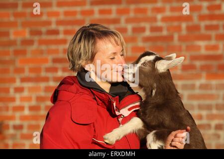 Frau und junge Ziege Stockfoto