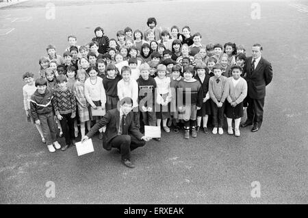 Grafschaft Stadtrat John Harman präsentiert West Yorkshire Radfahren Kompetenz Auszeichnungen 68 Schülerinnen und Schüler der Grundschule St. Patricks, Birkby. 15. Januar 1986. Stockfoto