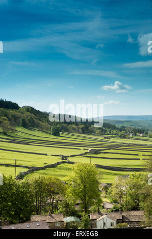 Nach unten Wharfedale von oben Kettlewell in den Yoerkshire Dales anzeigen Stockfoto