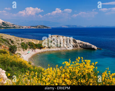 Schöner Strand auf der Insel Krk in Kroatien. Stockfoto
