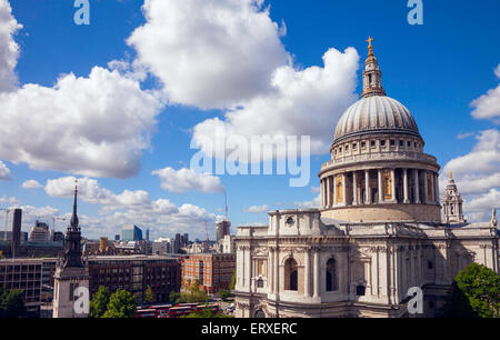 Vogelperspektive Blick auf St. Pauls Cathedral und der City of London, UK. Stockfoto