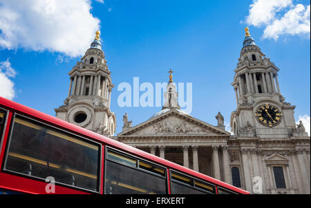 Ein abstraktes Bild von einem Londoner Bus und St Paul Cathedral Uhrturm, London, UK. Stockfoto