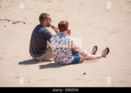 Paar genießt Eis saß am Strand von Bournemouth, Dorset, UK in June Credit: Carolyn Jenkins/Alamy Live News Stockfoto