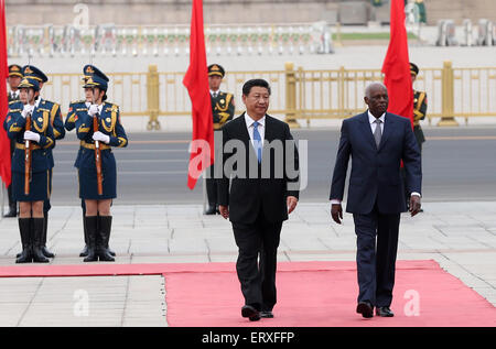 (150609)--Peking, 9. Juni 2015 (Xinhua)--chinesischen Staatspräsidenten Xi Jinping (L, vorn) hält eine Willkommenszeremonie für angolanische Präsident José Eduardo Dos Santos vor ihren Gesprächen in Peking, Hauptstadt von China, 9. Juni 2015. (Xinhua/Pang Xinglei) (Yxb) Stockfoto