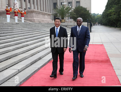 (150609)--Peking, 9. Juni 2015 (Xinhua)--chinesische Präsident Xi Jinping (L) hält eine Willkommenszeremonie für angolanische Präsident José Eduardo Dos Santos vor ihren Gesprächen in Peking, Hauptstadt von China, 9. Juni 2015.    (Xinhua/Pang Xinglei) (Yxb) Stockfoto