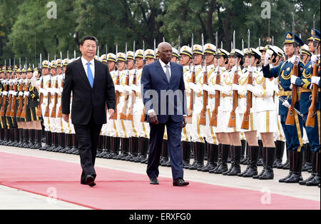 (150609)--Peking, 9. Juni 2015 (Xinhua)--chinesischen Staatspräsidenten Xi Jinping (L, vorn) hält eine Willkommenszeremonie für angolanische Präsident José Eduardo Dos Santos vor ihren Gesprächen in Peking, Hauptstadt von China, 9. Juni 2015. (Xinhua/Zhang Duo) (Yxb) Stockfoto