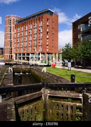 Sperren Sie 1 am Leeds und Liverpool Canal und Waterfront Hotel an der Getreidespeicher Wharf Leeds in West Yorkshire England Stockfoto