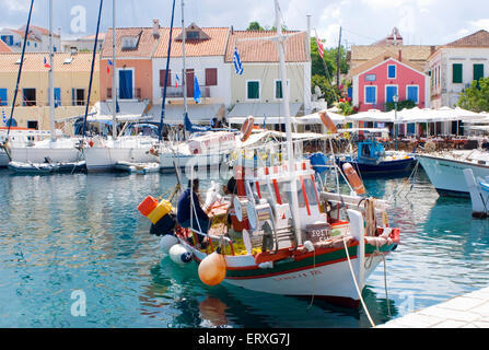 Fischerboote im Hafen von Fiskardo auf der Ionischen Insel Kefalonia in Griechenland Stockfoto