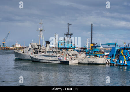 Geleitzerstörer ARM Comodoro Manuel Azueta D111, P334 Mitla Patrouillenboot, Mexikanische Marine Kriegsschiffe im Hafen von Veracruz, Mexiko Stockfoto