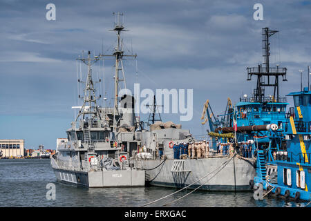 Geleitzerstörer ARM Comodoro Manuel Azueta D111, P334 Mitla Patrouillenboot, Mexikanische Marine Kriegsschiffe im Hafen von Veracruz, Mexiko Stockfoto