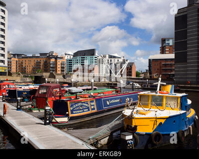 Narrowboats vertäut am Clarence Dock in Leeds, West Yorkshire England Stockfoto