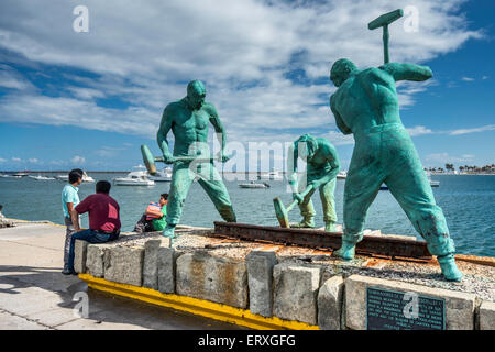 Sembradores de Via De La Escollera (Sowers der Jetty-Strecke), Skulptur von Humberto Peraza, Anlegestelle im Hafen von Veracruz, Mexiko Stockfoto