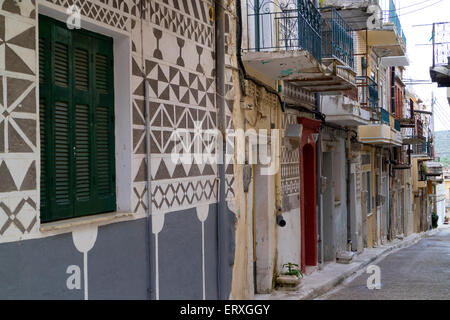 Kleine Gasse im Dorf Pyrgi, auf der Insel Chios, Griechenland Stockfoto