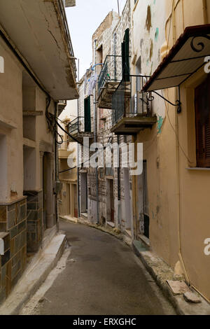 Kleine Gasse im Dorf Pyrgi, auf der Insel Chios, Griechenland Stockfoto