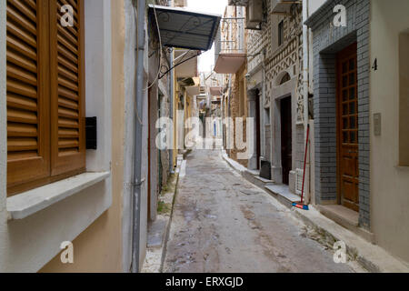 Kleine Gasse im Dorf Pyrgi, auf der Insel Chios, Griechenland Stockfoto