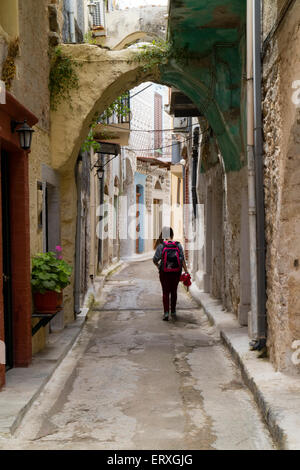 Kleine Gasse im Dorf Pyrgi, auf der Insel Chios, Griechenland Stockfoto