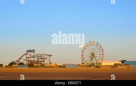 Skegness Strand, das Riesenrad und der Messe, am frühen Morgen im Juni. In Skegness, Lincolnshire, England Stockfoto