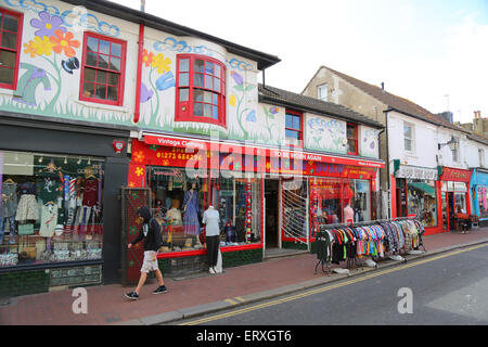 Bunte Kleidung und Lack draußen "Zu sein warnen wieder" ein Vintage Clothing shop auf Sydney Street in Brightons North Laine Stockfoto