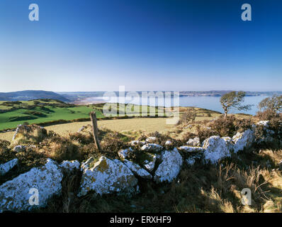 Blick WSW Kalksteinwand der Eisenzeit Bwrdd Arthur (Arthurs Tisch) Burgberg, Anglesey, Red Wharf Bay, Benllech & darüber hinaus. Stockfoto