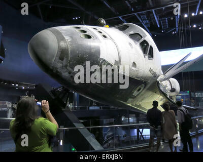 Touristen posieren vor Atlantis Space Shuttle, Kennedy Space Center Visitor Complex, Cape Canaveral, Florida, USA Stockfoto