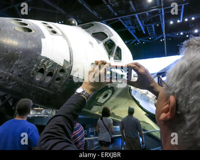 Ältere Mann unter Handy-Foto, Kennedy Space Center Visitor Complex, Cape Canaveral, Florida, USA Stockfoto