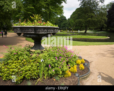 Großbritannien, England, Derbyshire, Buxton, Pavillon Garten, Blumen Übertopf Stockfoto