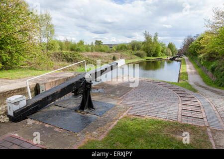 2 Mit dem Gatter geöffnet auf der Walsall Branch Canal, West Midlands, England, Großbritannien Stockfoto