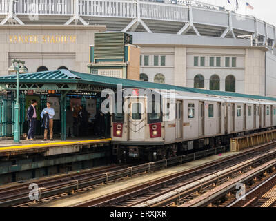 #4 u-Bahn-Plattform, Zug und Schienen an Yankee Stadium, Bronx, New York Stockfoto