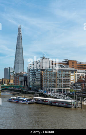 Thames Clipper schnell Wasserbus Andocken an Bankside Pier in London mit der Scherbe im Hintergrund Stockfoto