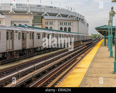 #4 u-Bahn-Plattform, Zug und Schienen an Yankee Stadium, Bronx, New York Stockfoto