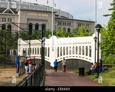 Yankees-Stadion Fassade Moulding, Macombs Dam Park, der Bronx, New York City, USA Stockfoto