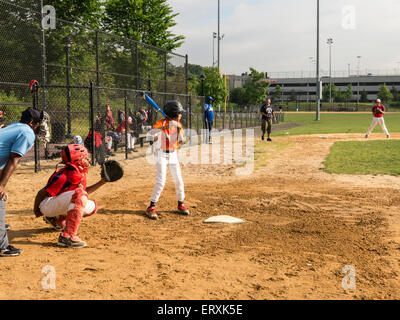 Jugend Baseball-Spiel, Macombs Dam Park, der Bronx, New York, USA Stockfoto