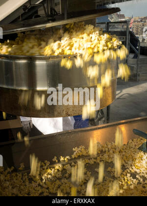 Popcorn Aufspringen in kommerziellen industriellen Popper Maschine, USA Stockfoto