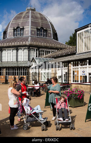 Großbritannien, England, Derbyshire, Buxton, Pavilion Gardens, Leute reden außerhalb der Octagon im Sonnenschein Stockfoto