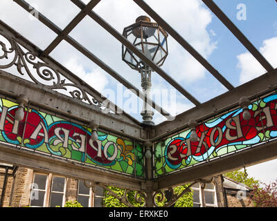 UK, England, Derbyshire, Buxton Opera House Baldachin Abendkasse Glasmalerei Wortlaut Stockfoto