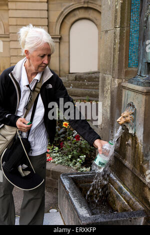 Großbritannien, England, Derbyshire, Buxton, The Crescent, St. Annes Brunnen, Besucher-Füllung-Wasserflasche Stockfoto
