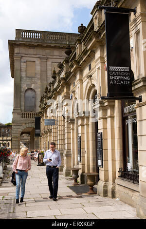 Großbritannien, England, Derbyshire, Buxton, The Crescent, Cavendish Arcade Shoppingcenter im Gebäude der ehemaligen Bäder Stockfoto