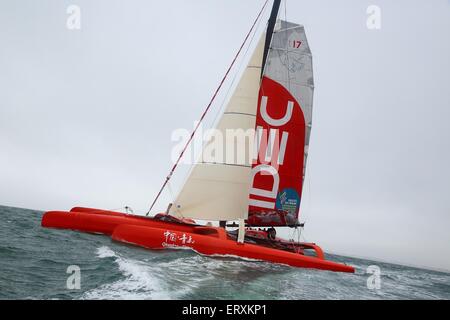 (150609)--Peking, 9. Juni 2015 (Xinhua)--die umbenannte Trimaran "Qingdao-China-Segel auf dem Meer in West-Frankreich La Trinite Sur Mer, 30. März 2015. Chinesische Skipper Guo Chuan, der hält den Weltrekord für die Solo-Umrundung der Class 40 Monohul, benannte seine kürzlich erworbenen Welt berühmten IDEC Maxi Trimaran "Qingdao China" im La Trinite Sur Mer, Frankreich, 30. März 2015. Guo richten Sie einen neuen Weltrekord im April 2013 durch Abschluss einer 21, 600nm Solo Nonstop-Weltumrundung in einem Class 40 Boot mehr als 138 Tage, der erste Meilenstein seiner neuen Abenteuer in Vorbereitung. Das 50-Jahr-alten Chi Stockfoto