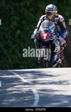 Douglas, Isle of man. 9. Juni 2015. John McGuinness in Aktion während der Superstock TT-Rennen. Bildnachweis: Action Plus Sport Bilder/Alamy Live News Stockfoto