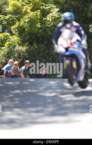 Douglas, Isle of man. 9. Juni 2015. Fans sehen Sie sich das Rennen im Superstock TT-Rennen. Bildnachweis: Action Plus Sport Bilder/Alamy Live News Stockfoto