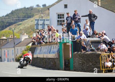 Douglas, Isle of man. 9. Juni 2015. Fans der Superstock TT Rennen zu genießen. Bildnachweis: Action Plus Sport Bilder/Alamy Live News Stockfoto