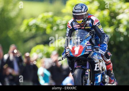 Douglas, Isle of man. 9. Juni 2015. John McGuinness in Aktion während der Superstock TT-Rennen. Bildnachweis: Action Plus Sport Bilder/Alamy Live News Stockfoto