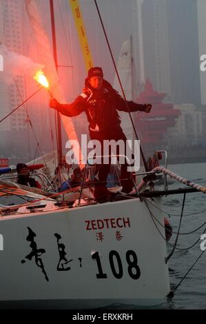 (150609)--Peking, 9. Juni 2015 (Xinhua)--Guo Chuan feiert nach Abschluss einer Segelregatta in Qingdao, der ostchinesischen Provinz Shandong, 5. April 2013.  Chinesische Skipper Guo Chuan, der hält den Weltrekord für die Solo-Umrundung der Class 40 Monohul, benannte seine kürzlich erworbenen Welt berühmten IDEC Maxi Trimaran "Qingdao China" im La Trinite Sur Mer, Frankreich, 30. März 2015. Guo richten Sie einen neuen Weltrekord im April 2013 durch Abschluss einer 21, 600nm Solo Nonstop-Weltumrundung in einem Class 40 Boot mehr als 138 Tage, der erste Meilenstein seiner neuen Abenteuer in Vorbereitung. Der 50-Jahr-ol Stockfoto