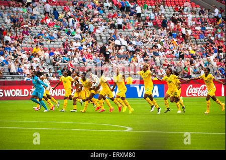 Vancouver, Kanada. 8. Juni 2015. Kamerun Team feiert nach dem Sieg über Ecuador 6-0 in der ersten Runde zwischen Kamerun und Ecuador die FIFA Frauen WM Kanada 2015 im BC Place Stadium übereinstimmen. Bildnachweis: Matt Jacques/Alamy Live-Nachrichten Stockfoto