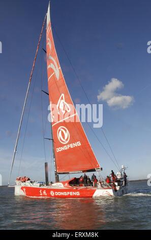 (150609)--Peking, 9. Juni 2015 (Xinhua)--Guo Chuan reitet ein Segelboot, eine Trail-Reise in Southampton, 6. Dezember 2013 durchzuführen. Chinesische Skipper Guo Chuan, der hält den Weltrekord für die Solo-Umrundung der Class 40 Monohul, benannte seine kürzlich erworbenen Welt berühmten IDEC Maxi Trimaran "Qingdao China" im La Trinite Sur Mer, Frankreich, 30. März 2015. Guo richten Sie einen neuen Weltrekord im April 2013 durch Abschluss einer 21, 600nm Solo Nonstop-Weltumrundung in einem Class 40 Boot mehr als 138 Tage, der erste Meilenstein seiner neuen Abenteuer in Vorbereitung. Die 50-Jahr-alten Chinesen wurde planni Stockfoto